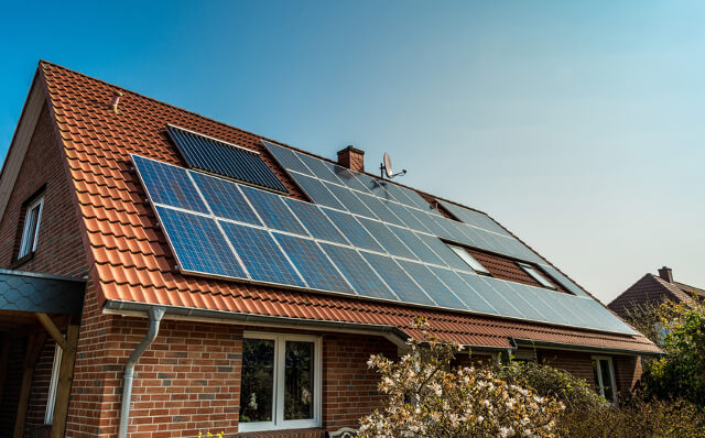 Ein Haus mit Solarpaneelen auf dem Dach