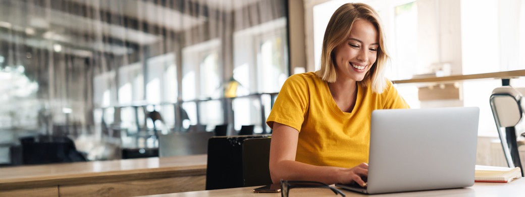 Kundin kontaktiert via Laptop den Service der Öffentlichen Versicherung Braunschweig 