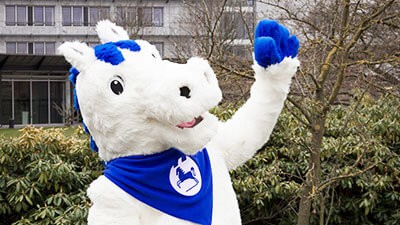 Öfi-Maskottchen der Öffentlichen Versicherung Braunschweig vor Hauptniederlassung