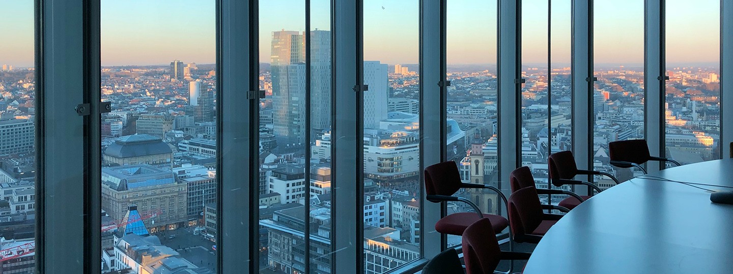 Ausblick aus dem Fenster eines Firmengebäudes