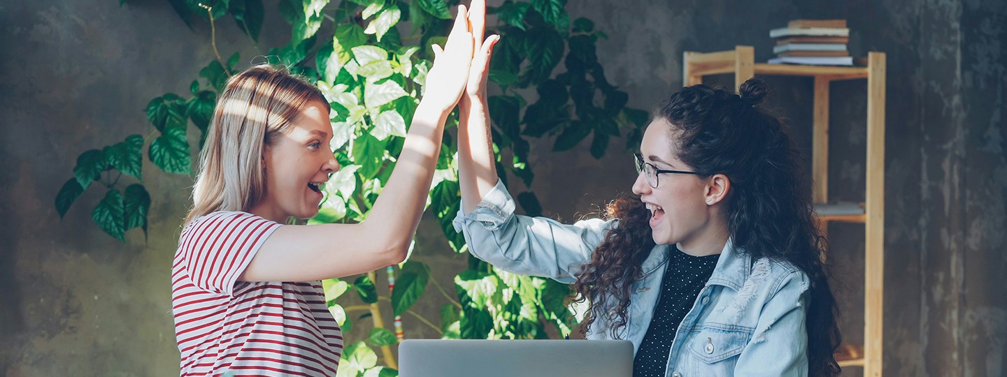 Zwei Frauen geben sich ein High5