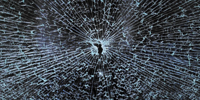 Eine gesplitterte Glasscheibe mit einem Loch in der Mitte