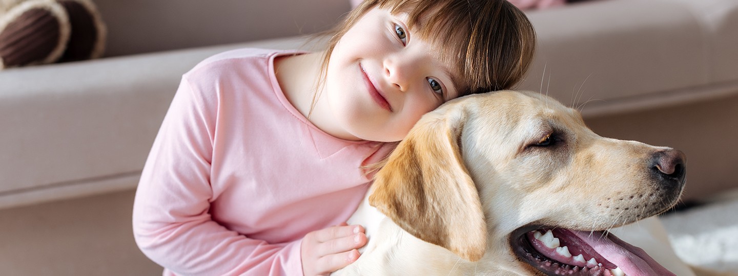 Kind mit Golden Retriever