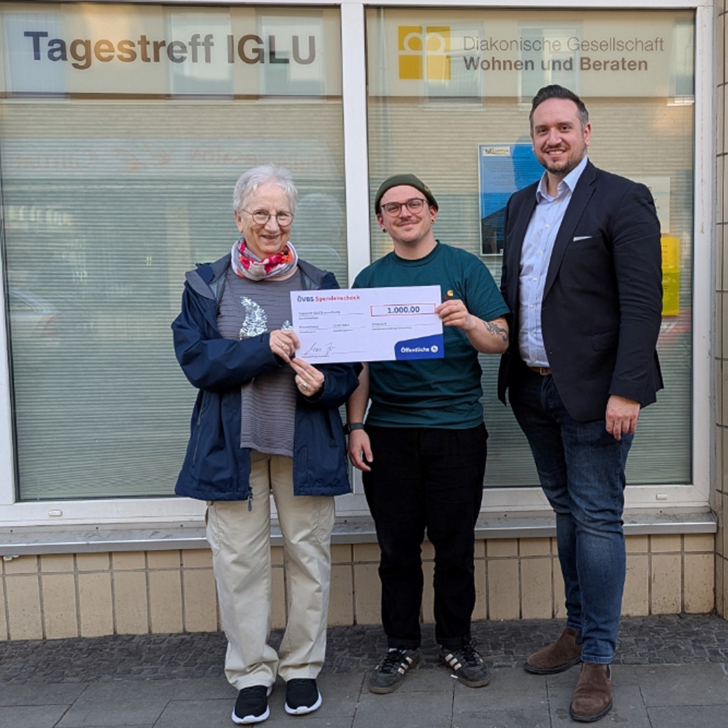 Sozialarbeiter Jonda Napieralski (Mitte) vom Tagestreff Iglu nimmt die Spende von Dennis Dunkel ,Regionaldirektor der Öffentlichen Versicherung Braunschweig, entgegen.