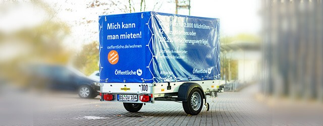 Autoanhänger der Öffentlichen mit der Aufschrift "Mich kann man mieten!"