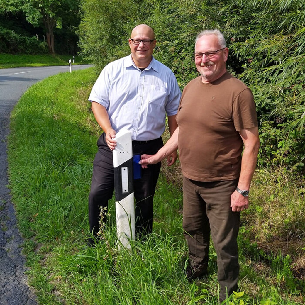 Ralf Windisch aus der Geschäftsstelle der Öffentlichen in Grasleben übergibt 100 Wildwarnreflektoren an Jäger Stefan Bastubbe aus dem Revier Rümmer und Klein Twülpstedt