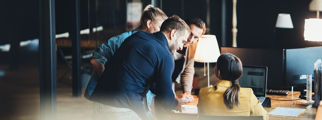 Team bespricht Projekt im Büro – starke Partnerschaften und Kooperationen für maßgeschneiderte Versicherungslösungen
