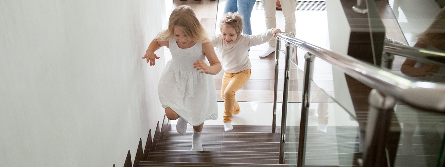 Kinder im Flur eines Hauses