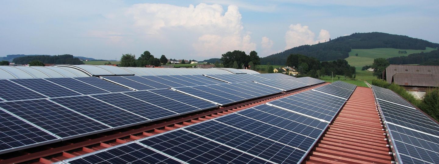 Haus mit Photovoltaikanalage auf dem Dach