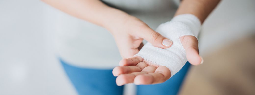 Eine Hand, die sich verletzt hat