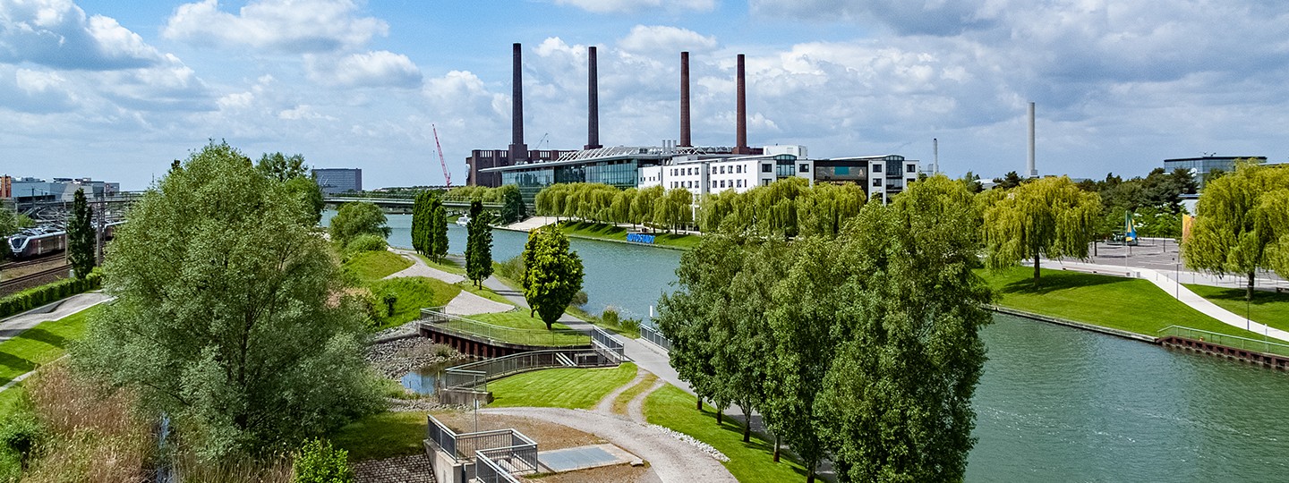 Landschaft mit Gewässer