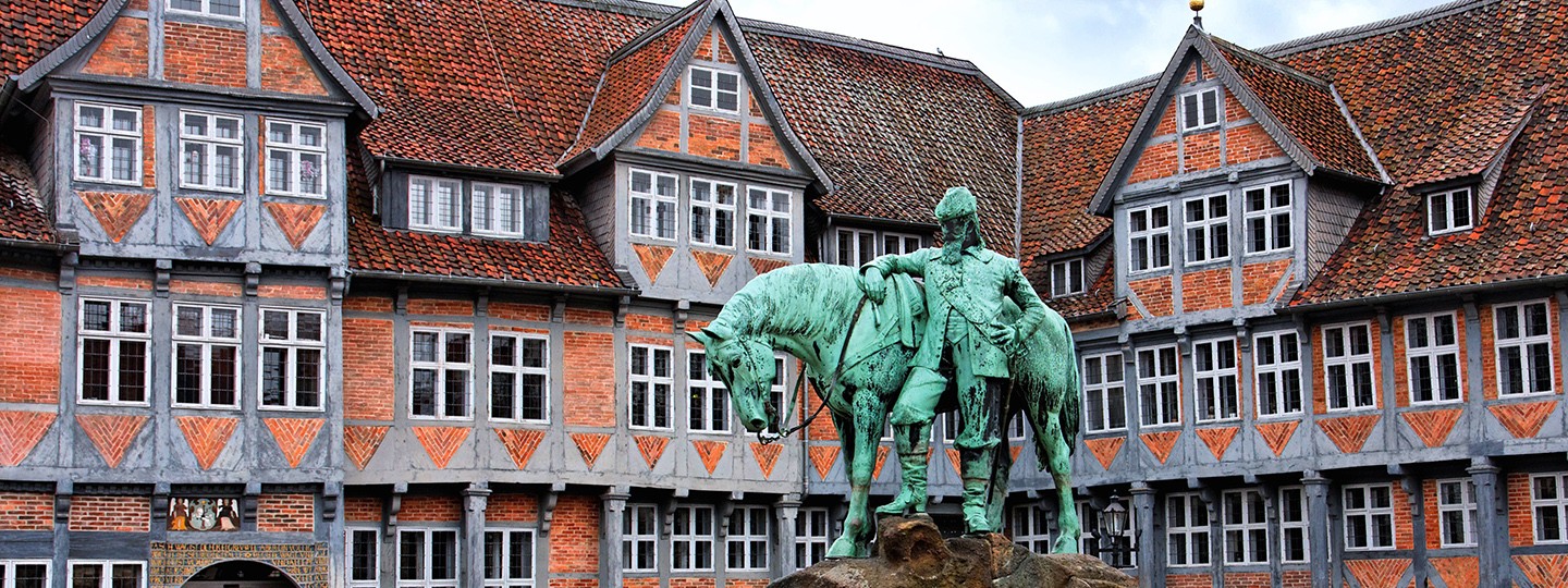 Historisches Gebäude mit Reiterstatue – Versicherungen für Kommunen, Städte und öffentliche Einrichtungen