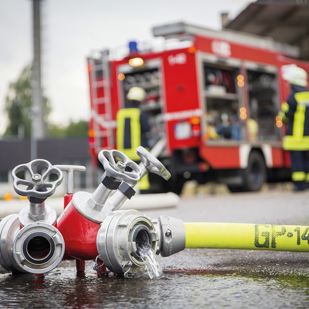 Feuerwehrwagen mit Löschschlauch