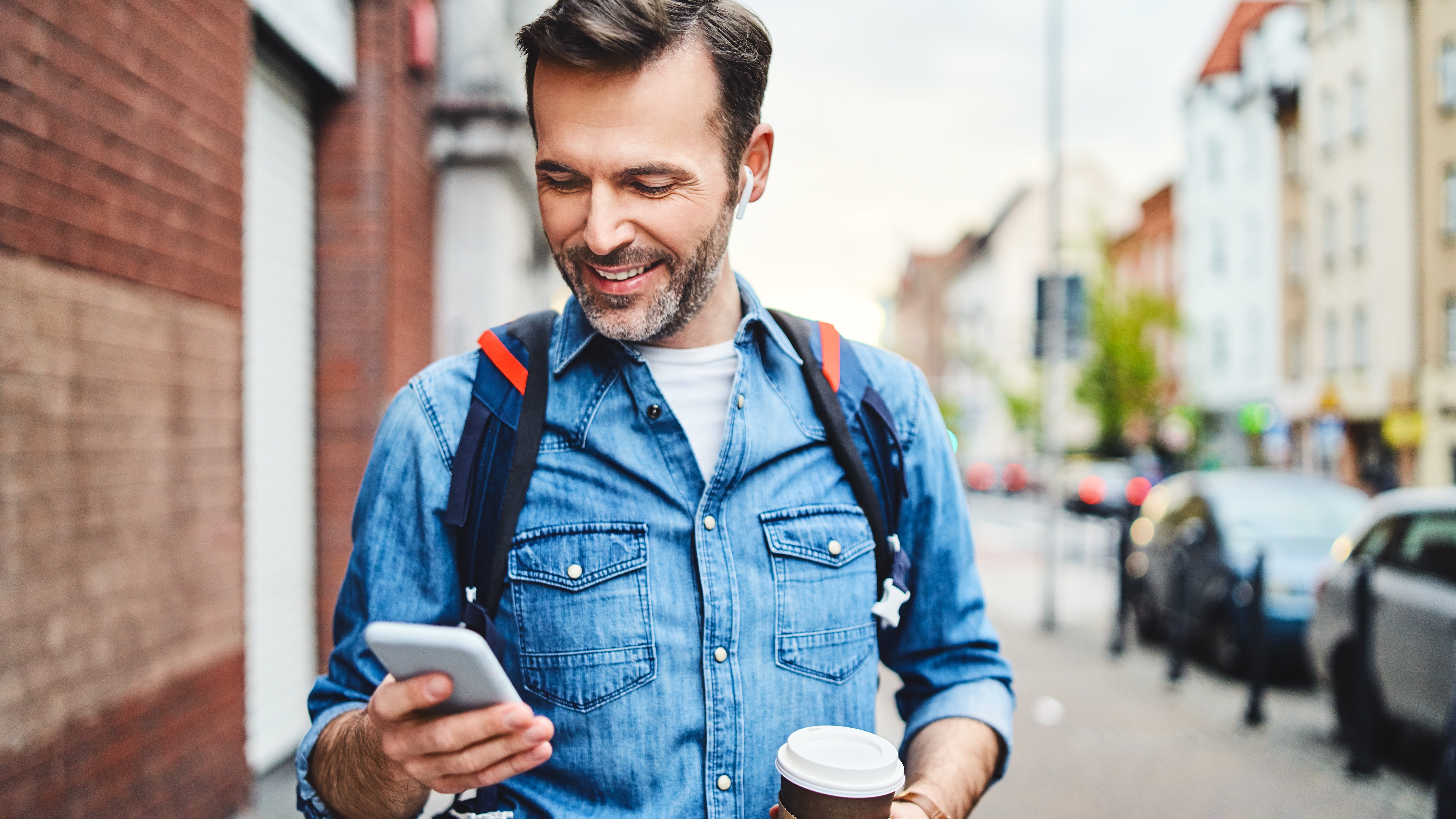 Mann schaut auf sein Smartphone