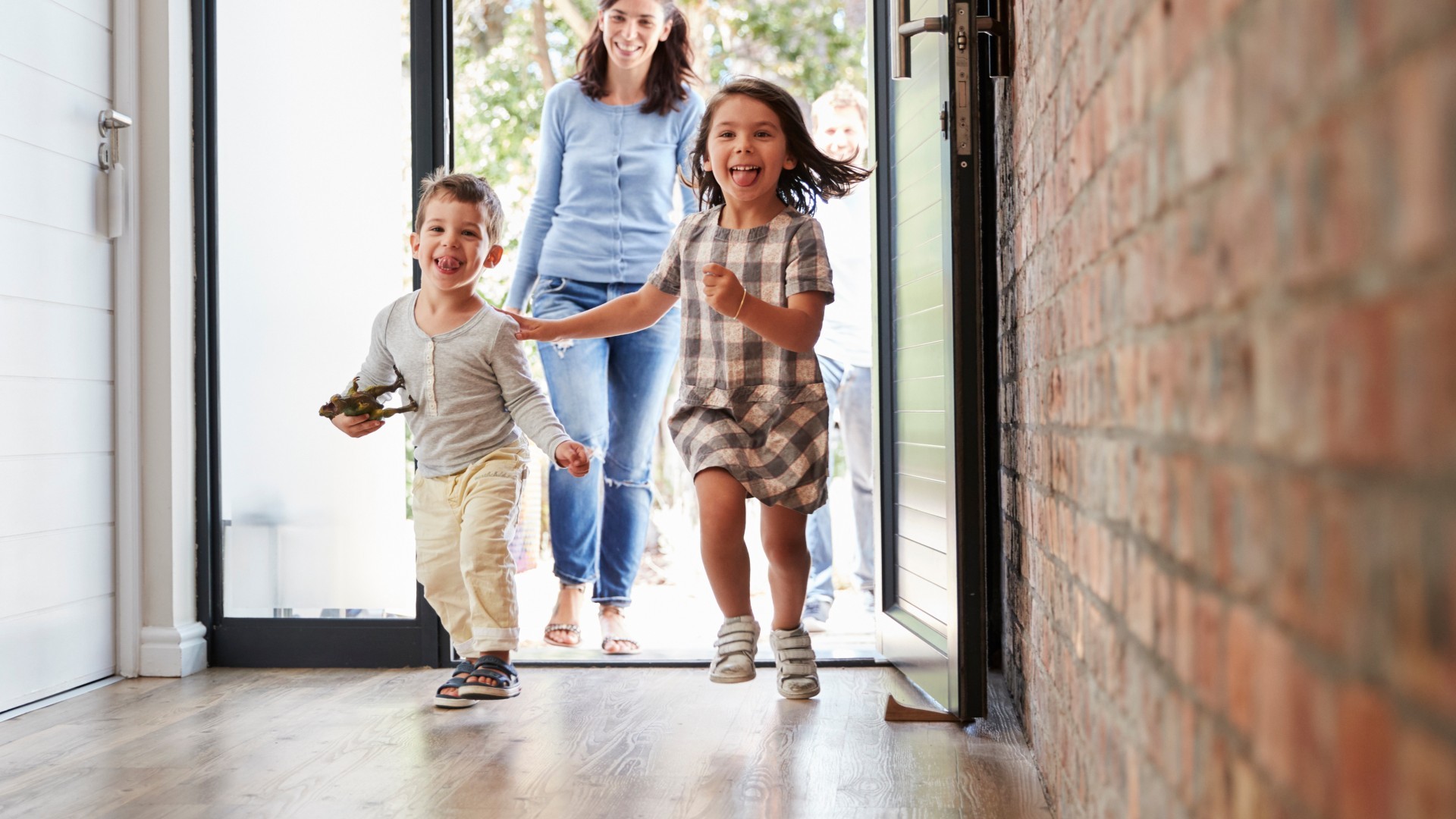 Kinder und Mutter kommen nach Hause