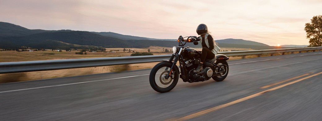 Kundin der Öffentlichen fährt auf ihrem Motorrad über einen Highway