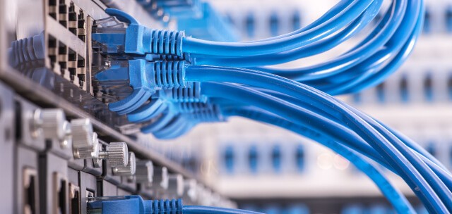 Netzwerkkabel in Serveranlage – Elektronikversicherung für Unternehmen und Schutz technischer Systeme
