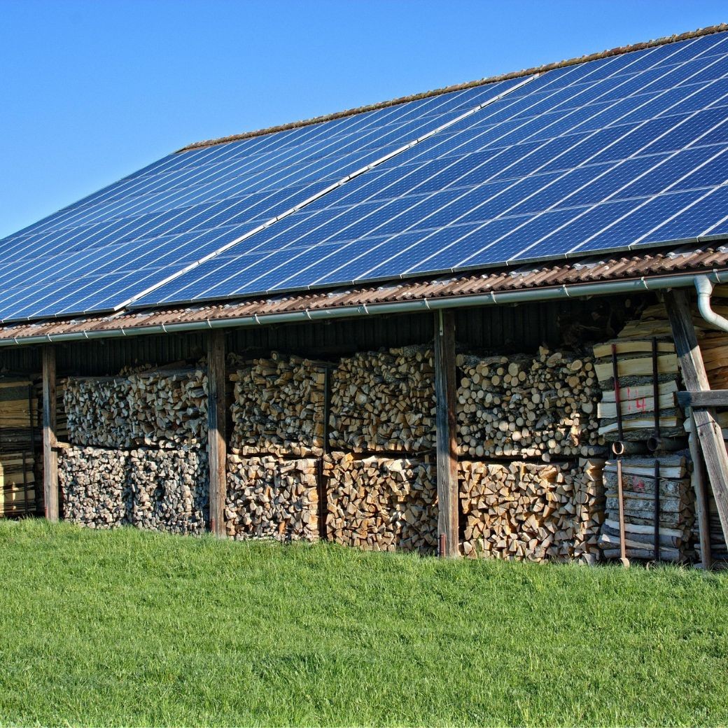 Scheine mit Solaranlage auf dem Dach