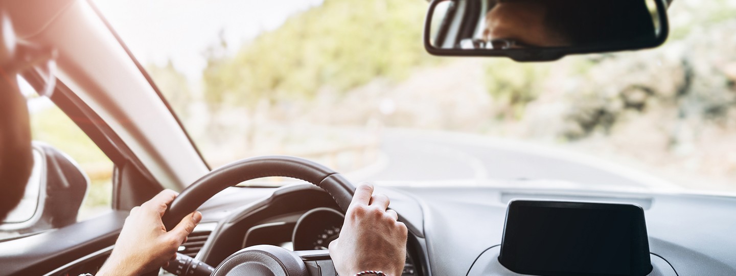 Kunde der Öffentlichen fährt mit seinem Vollkasko-versicherten Auto auf der Autobahn