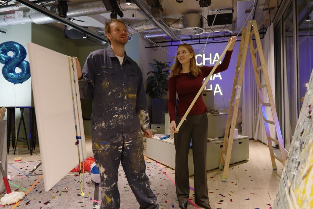 Nicolas und Sina kombinieren beide ihre Techniken vor der Leinwand