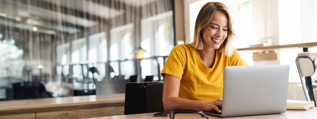 Kundin kontaktiert via Laptop den Service der Öffentlichen Versicherung Braunschweig 