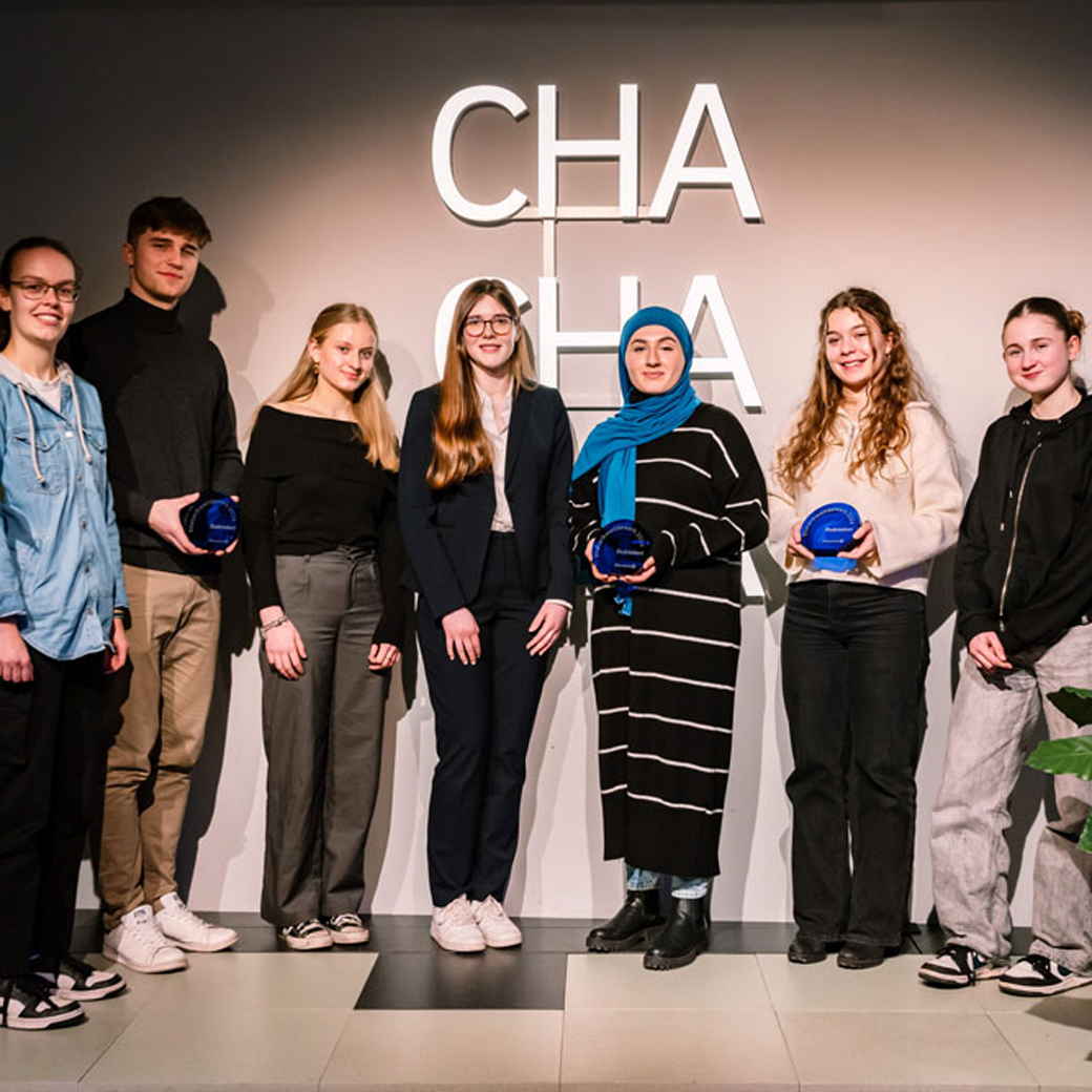 Die Teilnehmenden des fünften Rhetorikwettbewerbs der Öffentlichen (von links nach rechts): Tabea Senff, Malte Kern (Gewinner), Nellie Adrian, Leoni Reinema, Yade Sümeyye Simsek (Gewinnerin), Lara Swaydan (Gewinnerin) und Mascha Meineke (nicht auf dem Bild: Christopher Milius)