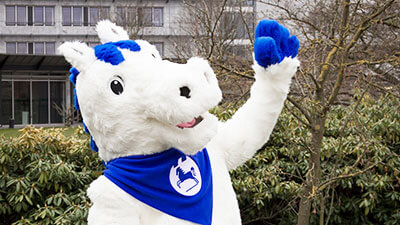 Öfi-Maskottchen der Öffentlichen Versicherung Braunschweig vor Hauptniederlassung