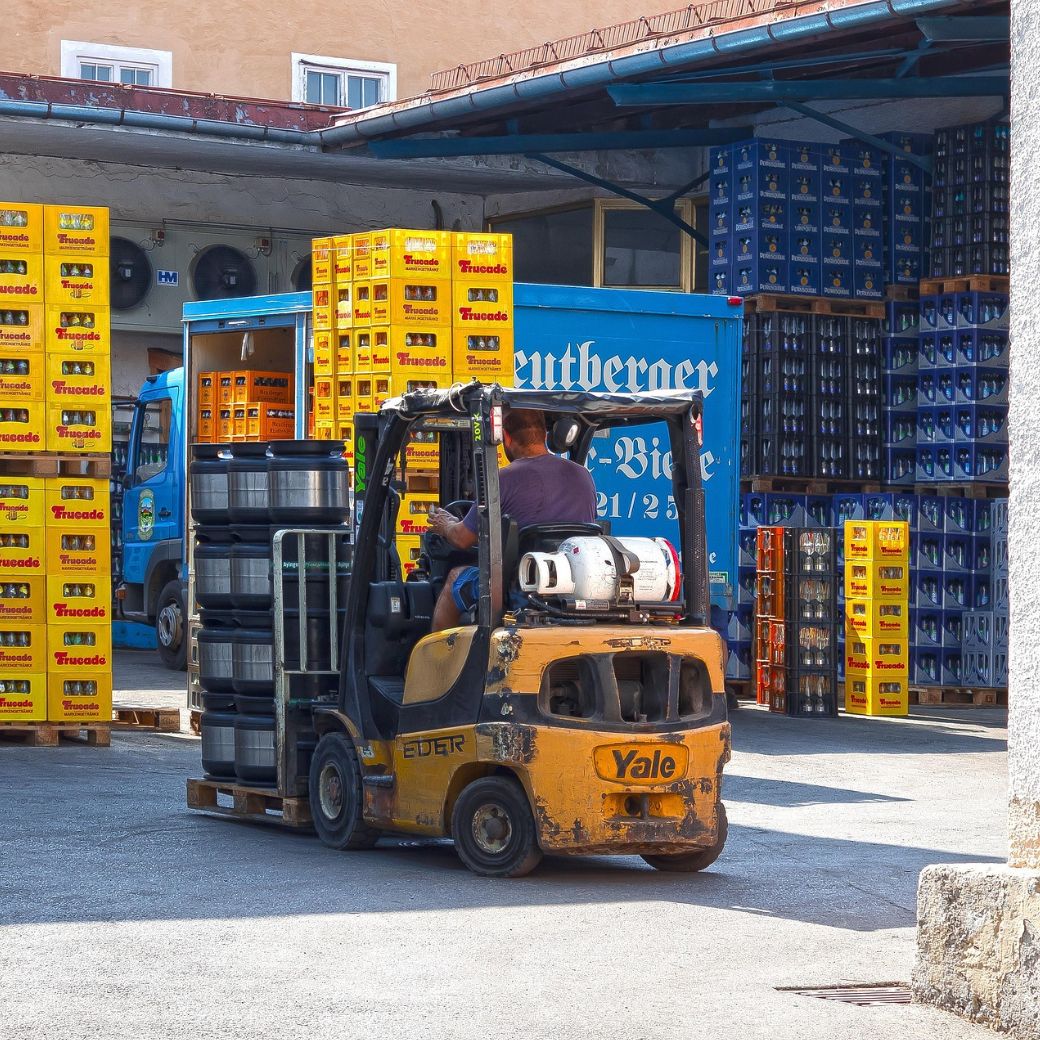 Gabelstapler fährt Bierfässer in Brauerei