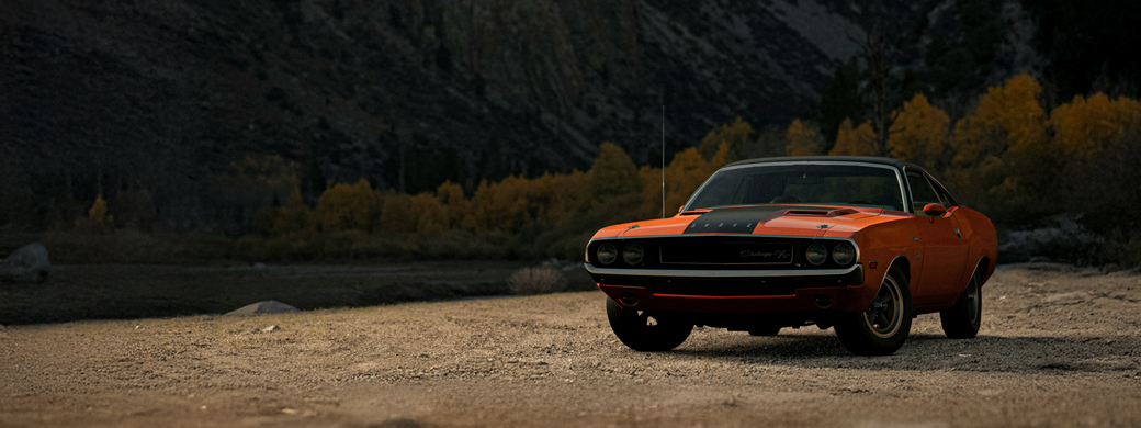 Bei der Öffentlichen versicherter Oldtimer steht in einer Naturlandschaft.