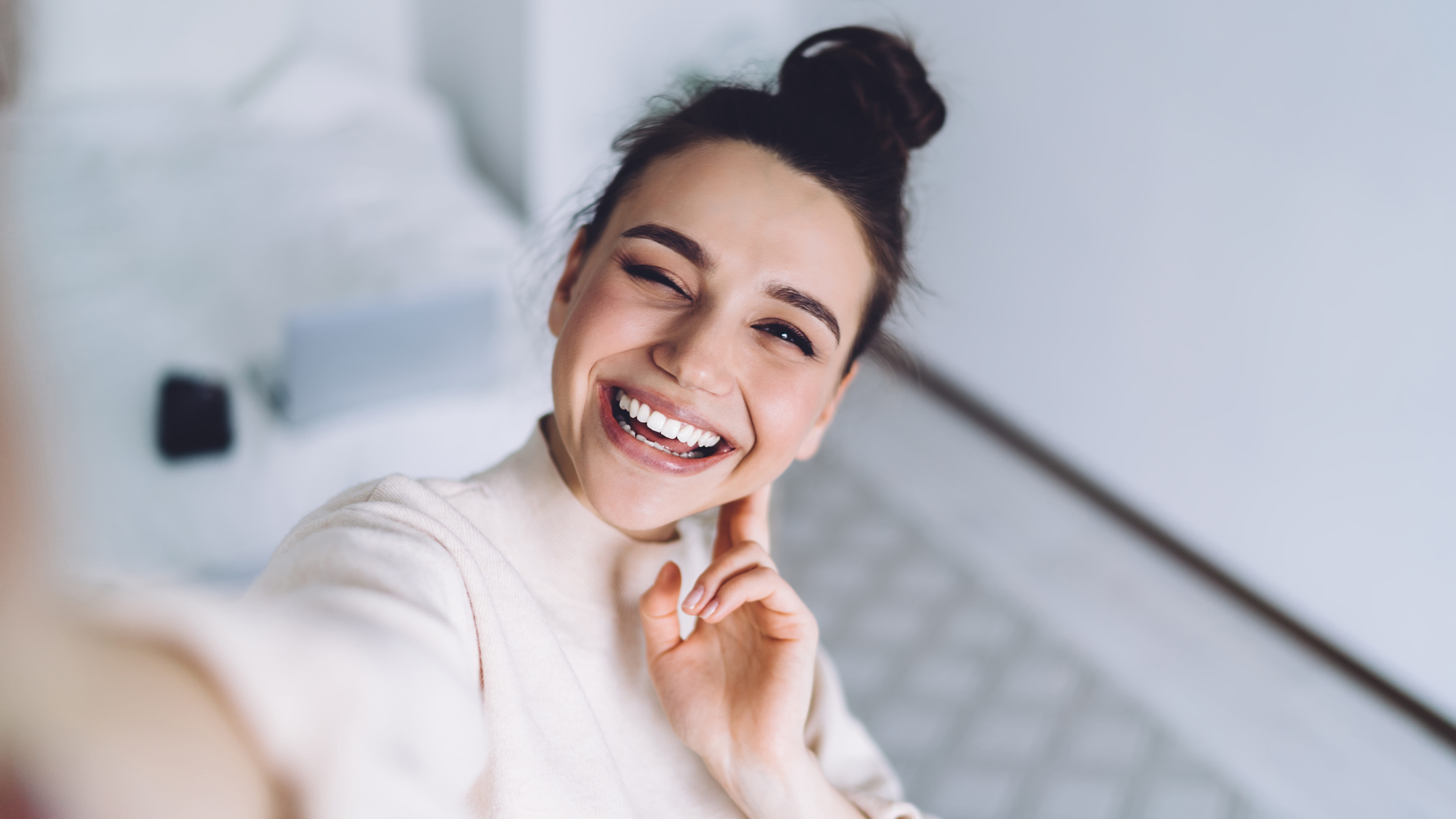 Kundin der Öffentlichen lächelt