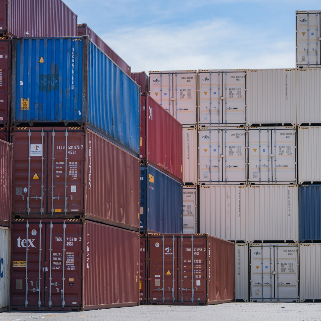 Gestapelte Container im Hafen