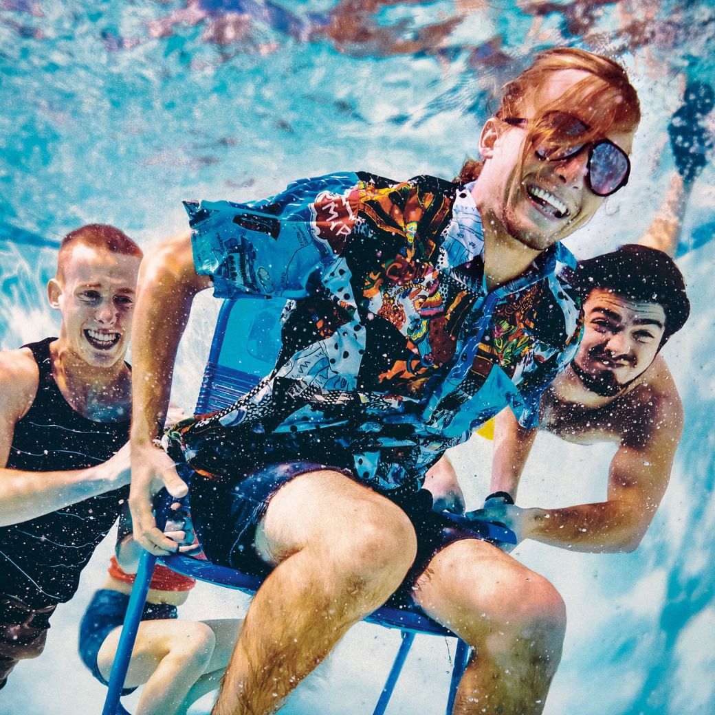 Männer im Pool beim Musikfestival „Rock am Beckenrand“