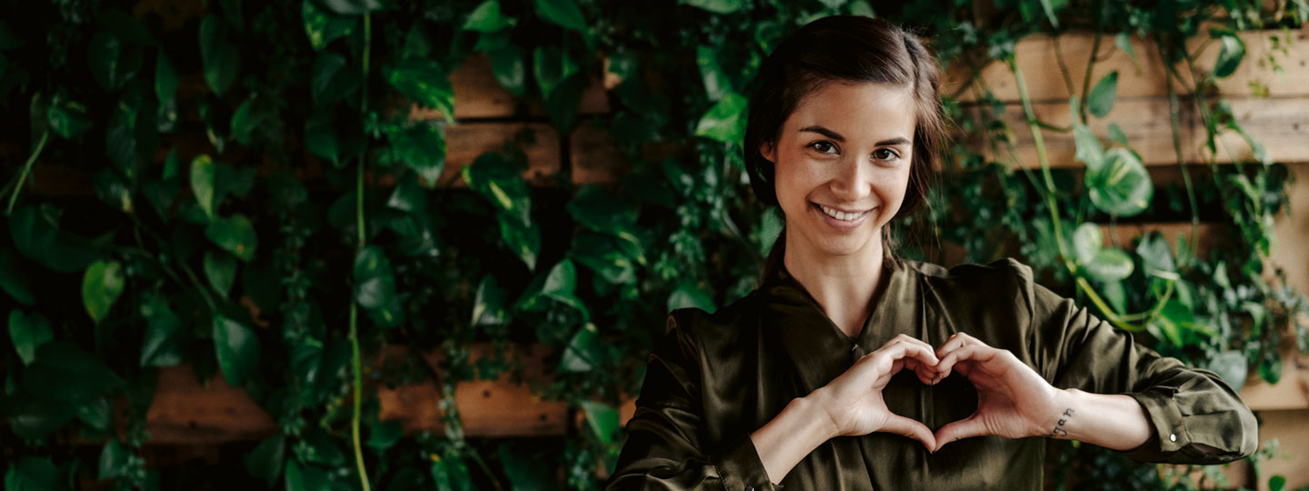 Glückliche Mutter hält Sohn auf dem Arm