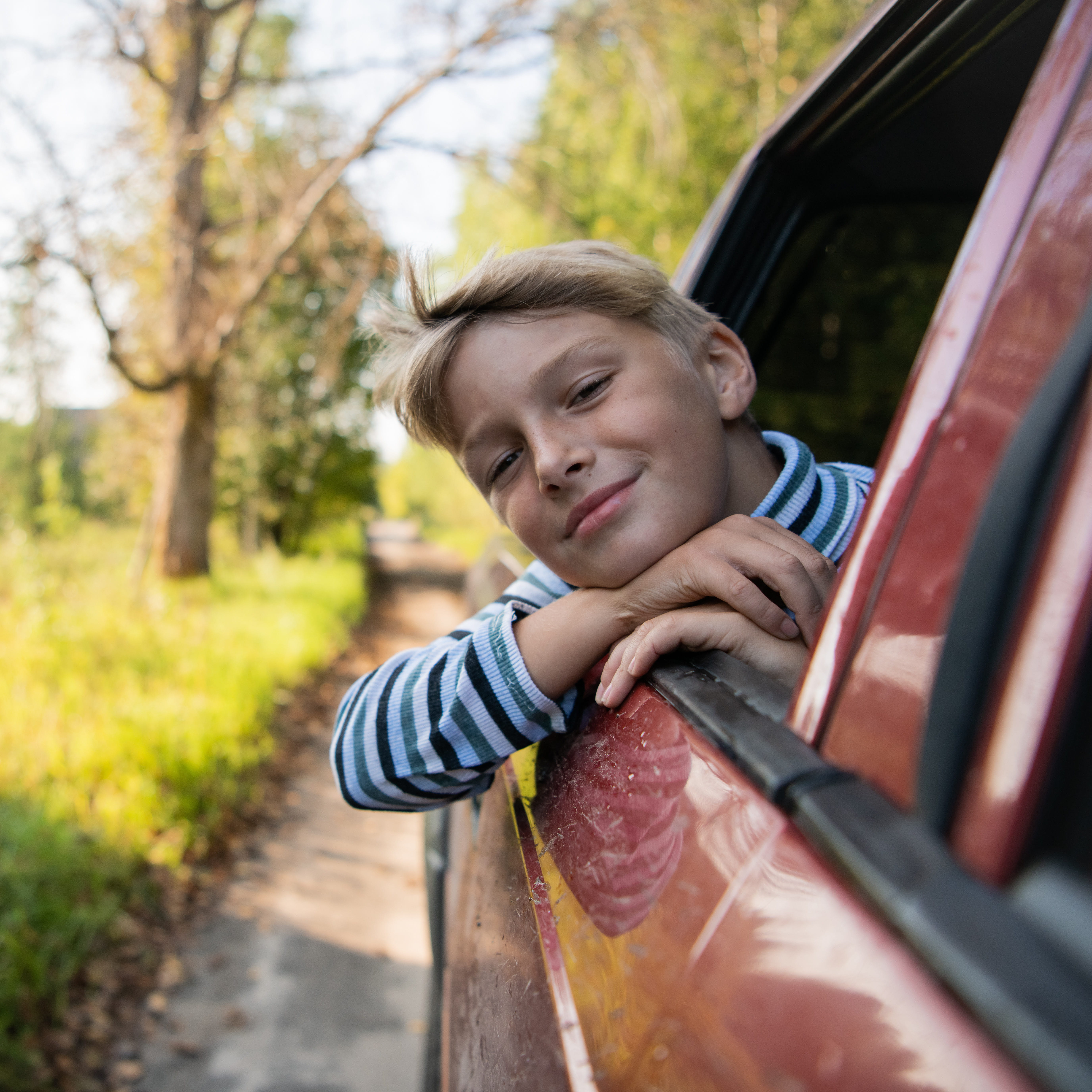 Junge schaut aus dem offenen Autofenster