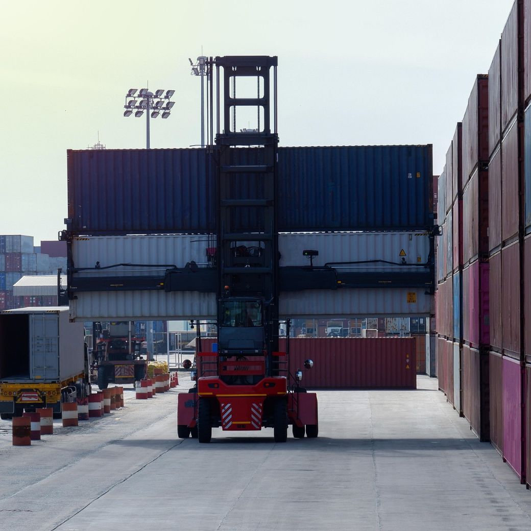 Gabelstapler fährt Container am Hafen