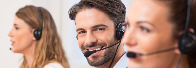 Service-Mitarbeiter der Öffentlichen Versicherung Braunschweig telefonieren mit Head-Set