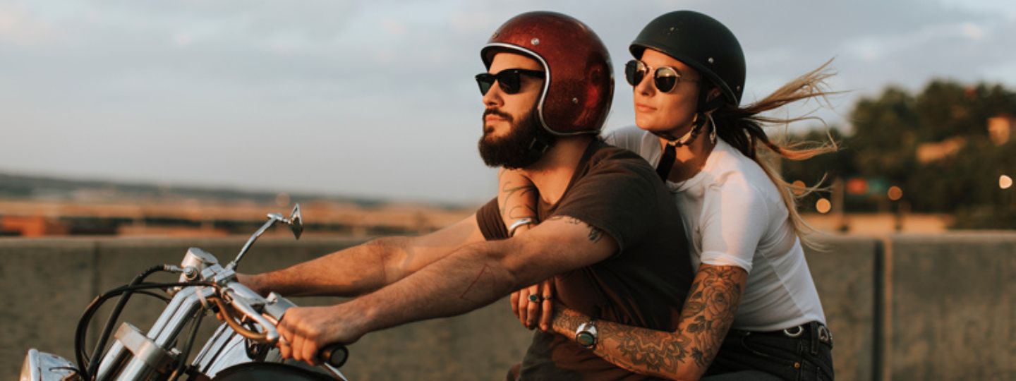 Mann und Frau auf dem Motorrad