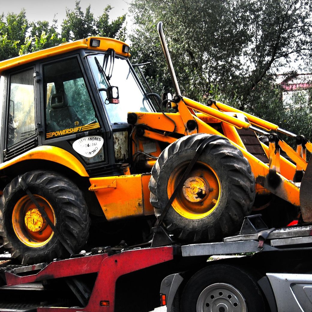 Minibagger auf LKW