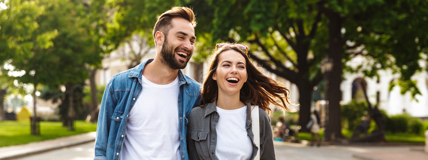 Älteres Paar unterhält sich beim Walken über ihre Vorsorgeversicherungen bei der Öffentlichen Versicherung Braunschweig