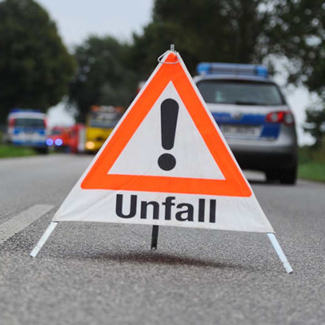 Warndreieck mit der Aufschrift Unfall nach einem Autounfall