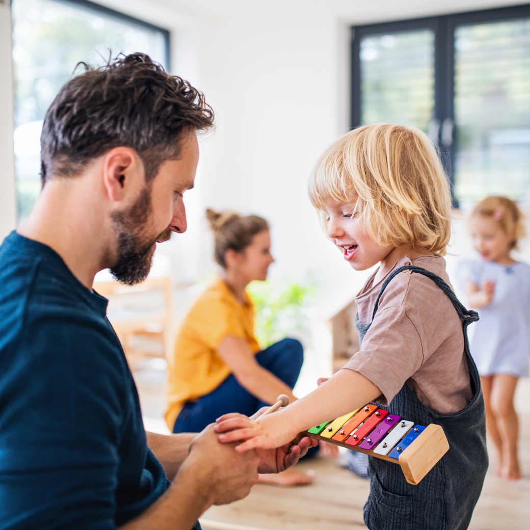 Bei der Öffentlichen versicherter Familienvater mit seinem Kind