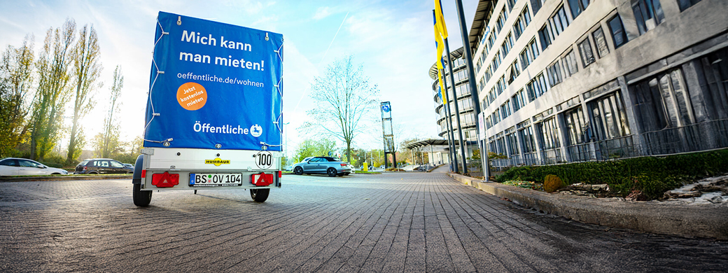 Umzugsanhänger der Öffentlichen Versicherung Braunschweig mit der Aufschrift "Mich kann man mieten!"
