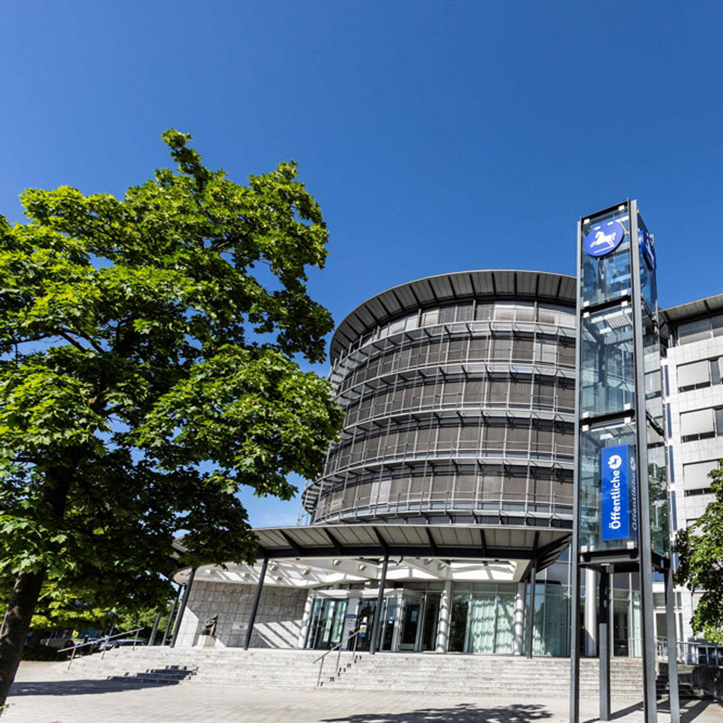 Das Gebäude der Öffentlichen von außen