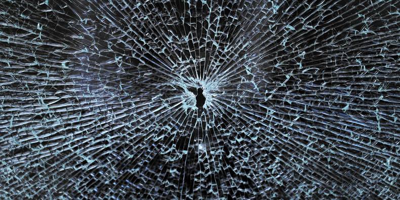 Eine gesplitterte Glasscheibe mit einem Loch in der Mitte