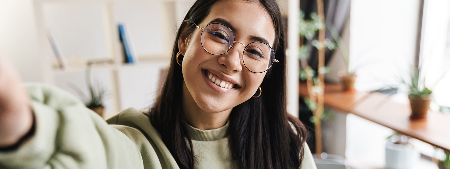 Mitarbeiterin der Öffentlichen lächelt in die Kamera