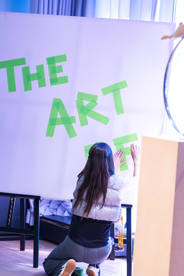 Ein aufgeklebter Striftzug mit "the art of" auf einer Leinwand