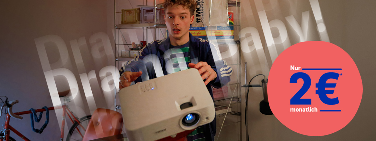 Junge lässt Beamer fallen