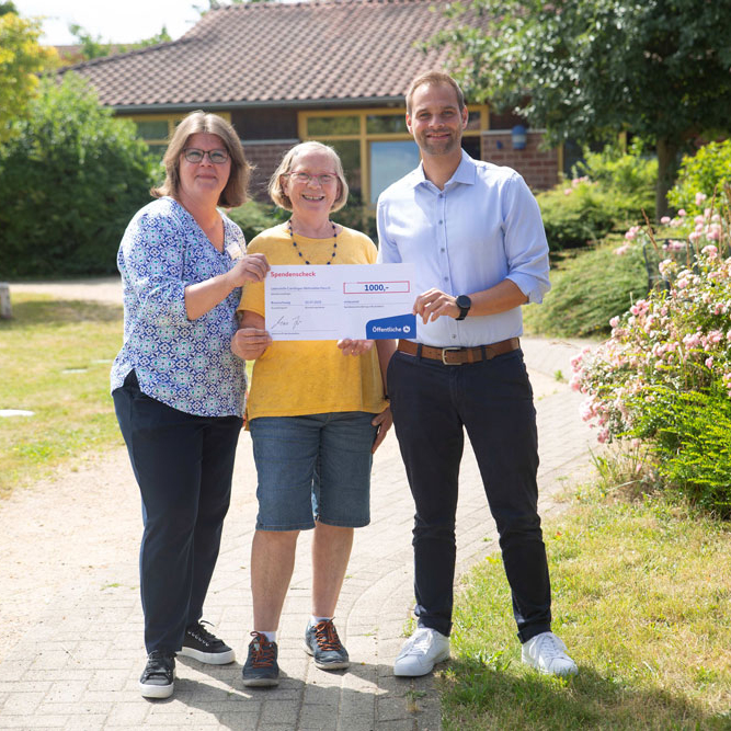 Marcel Hanschke aus der Geschäftsstelle der Öffentlichen in Cremlingen übergibt die Spende an Sabine Eggeling, stellvertretende Leiterin der Wohnstätte Cremlingen der Lebenshilfe Braunschweig.