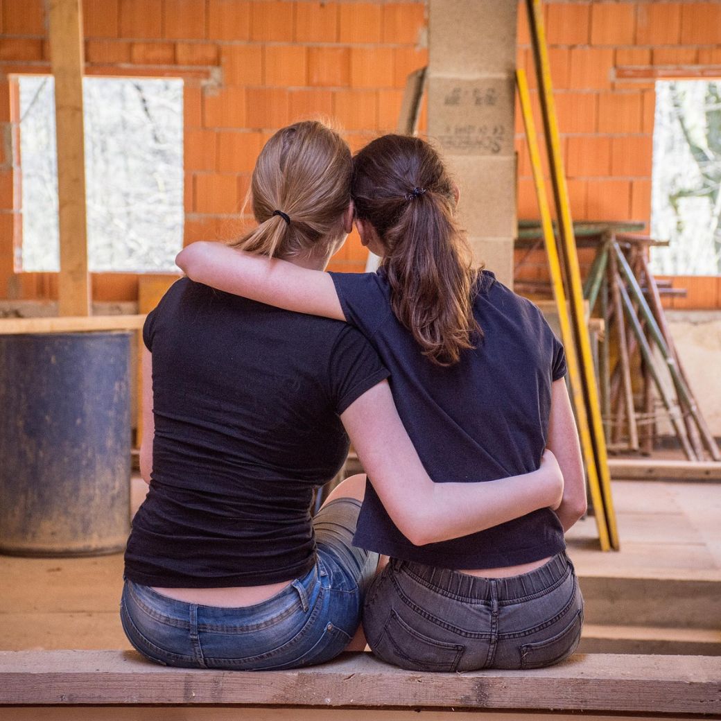 Arbeiter auf der Baustelle mit einem Bauplan in der Hand