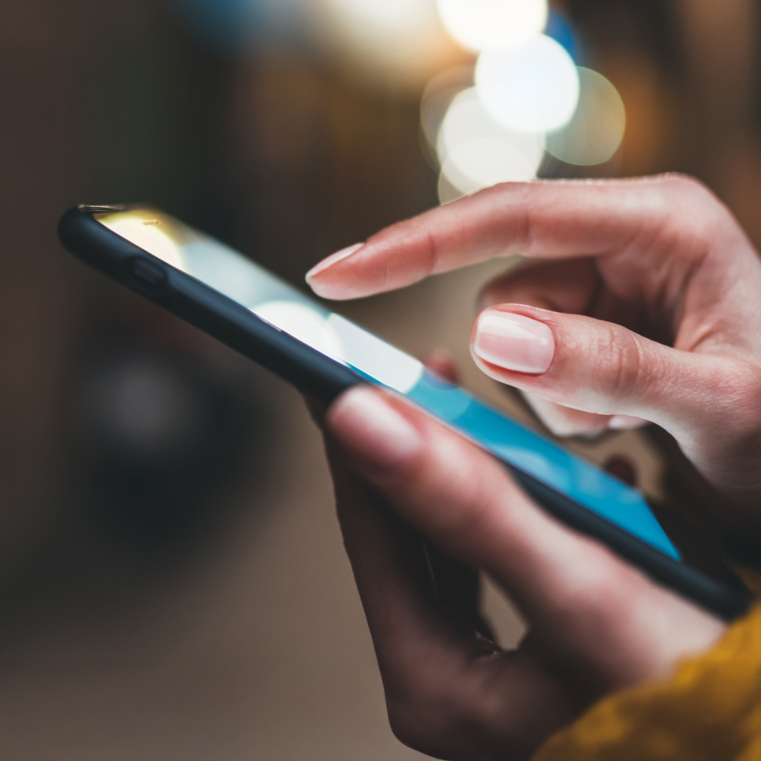 Kundin der Öffentlichen ruft via Smartphone ihre Beitragsrechnung online ab